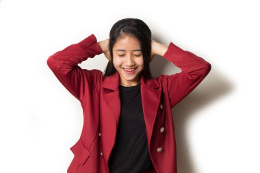 Genç Asyalı iş kadını kulaklarını kapatıyor..