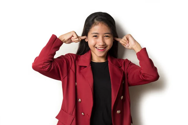 Νεαρή Ασιάτισσα Επιχειρηματίας Καλύπτει Αυτιά Της — Φωτογραφία Αρχείου