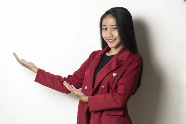 Mladá Asijská Podnikatelka Bílém Pozadí Úsměvem Ukazuje Prsty Různé Směry — Stock fotografie