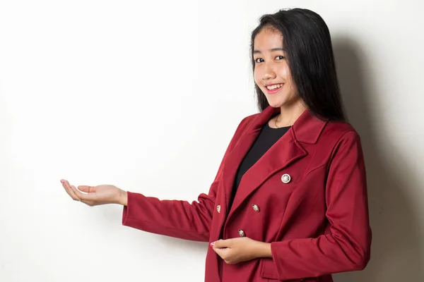 Jeune Femme Affaires Asiatique Sur Fond Blanc Souriant Confiant Pointant — Photo