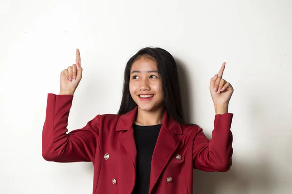 Mladá Asijská Podnikatelka Bílém Pozadí Úsměvem Ukazuje Prsty Různé Směry — Stock fotografie