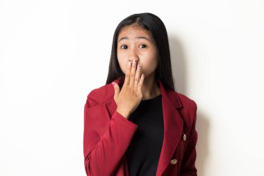 Asyalı kadın elini bir şeye şaşırmış gibi hissederek ağzını kapadı.