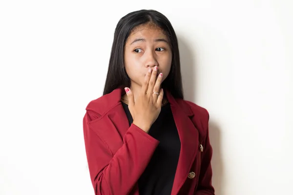 Mulher Asiática Colocar Sua Mão Perto Capa Sua Boca Sentindo — Fotografia de Stock