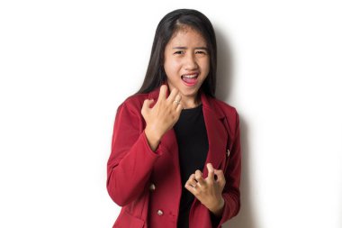 Çığlık, nefret ve öfke konsepti. Kızgın duygusal Asyalı kadın bağırıyor