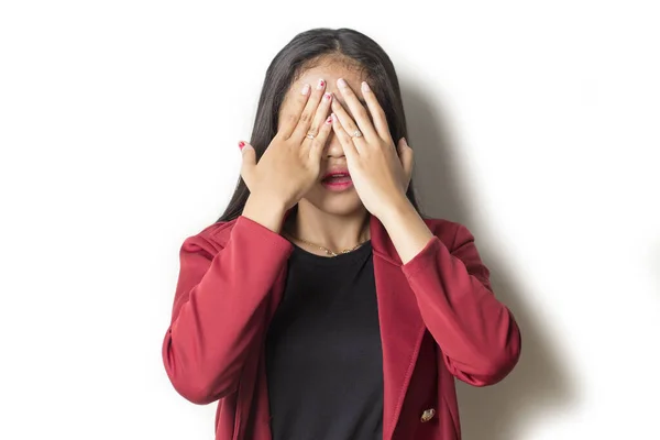 Mujer Asiática Cubre Cara Con Sus Manos Sobre Fondo Blanco — Foto de Stock