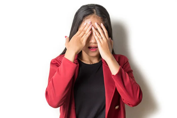 Mujer Asiática Cubre Cara Con Sus Manos Sobre Fondo Blanco — Foto de Stock