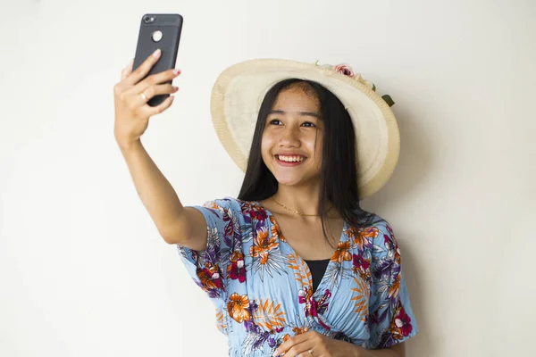 Asiática Mujer Turista Tomando Selfie Aislado Blanco Fondo —  Fotos de Stock
