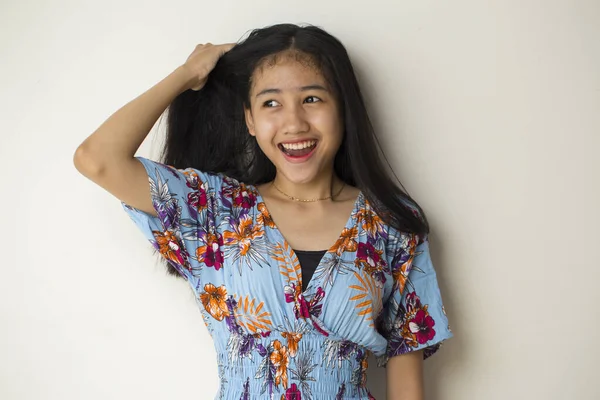 Primer Plano Retrato Asiático Joven Mujer Rascándose Cabeza Con Mano —  Fotos de Stock