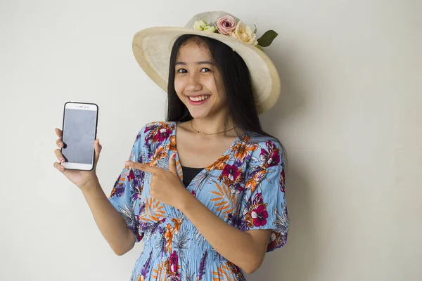 Mulher Asiática Feliz Viajante Demonstrando Celular Retrato Menina Sorridente Posando — Fotografia de Stock