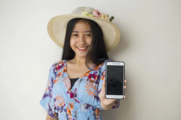 Mulher Asiática Feliz Viajante Demonstrando Celular Retrato Menina Sorridente Posando — Fotografia de Stock