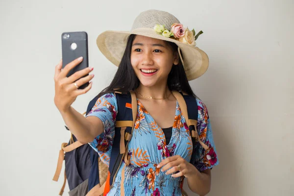 Mujer Asiática Feliz Viajero Demostrando Teléfono Celular Móvil Retrato Niña —  Fotos de Stock