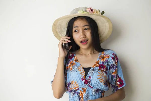 Asiática Mujer Turista Hablando Por Teléfono Aislado Blanco Fondo —  Fotos de Stock