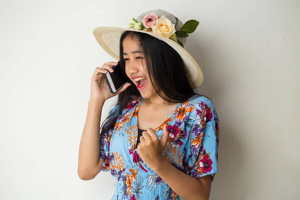 Asiática Mujer Turista Hablando Por Teléfono Aislado Blanco Fondo —  Fotos de Stock