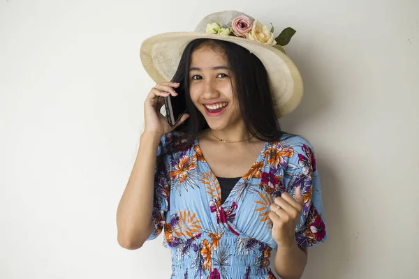 Asiática Mujer Turista Hablando Por Teléfono Aislado Blanco Fondo —  Fotos de Stock