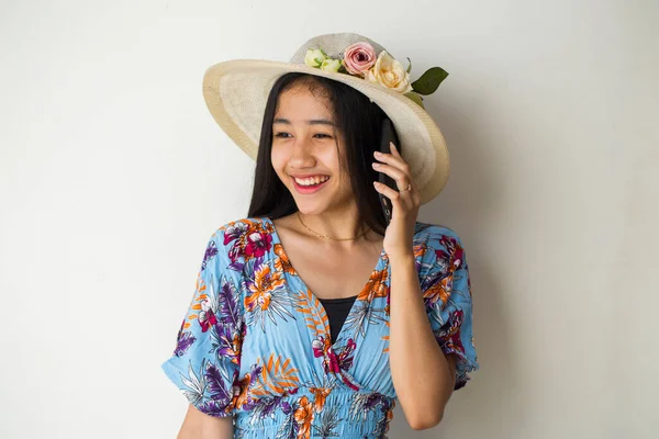 Asiática Mujer Turista Hablando Por Teléfono Aislado Blanco Fondo —  Fotos de Stock