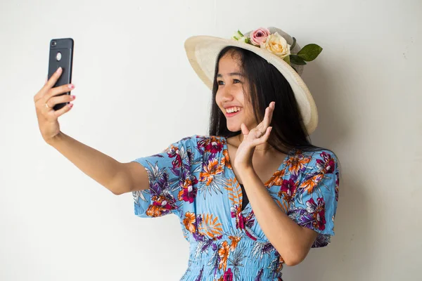 Asiática Mujer Turista Hablando Por Teléfono Aislado Blanco Fondo —  Fotos de Stock