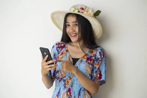Asiático Mulher Turista Falando Telefone Isolado Fundo Branco — Fotografia de Stock