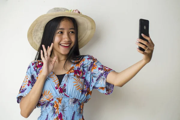 Telefonda Konuşan Asyalı Kadın Turist Beyaz Arka Planda Izole Edilmiş — Stok fotoğraf
