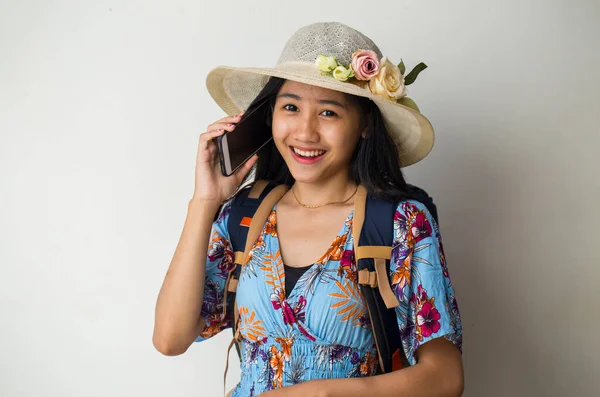 Asiática Mujer Turista Hablando Por Teléfono Aislado Blanco Fondo —  Fotos de Stock