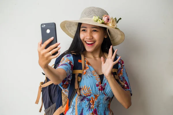 Asiática Mujer Turista Hablando Por Teléfono Aislado Blanco Fondo —  Fotos de Stock