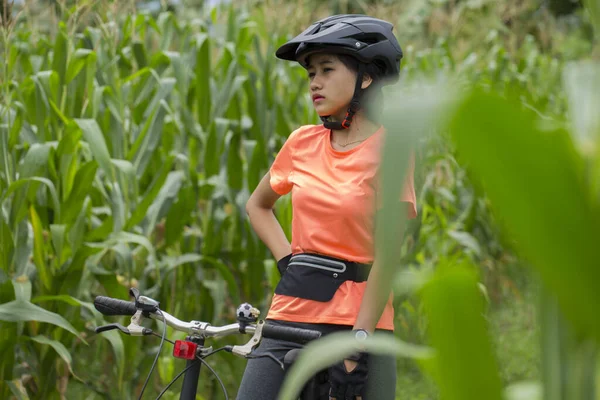 Beautiful Asian Woman Cyclist She Felt Tired — Stock Photo, Image