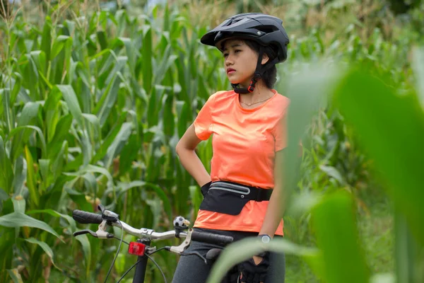 美丽的亚洲女人骑自行车 她觉得累了 — 图库照片