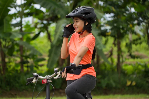 Asian Woman Cyclist Use Smartphone Riding Bike City Forest — Stock Photo, Image