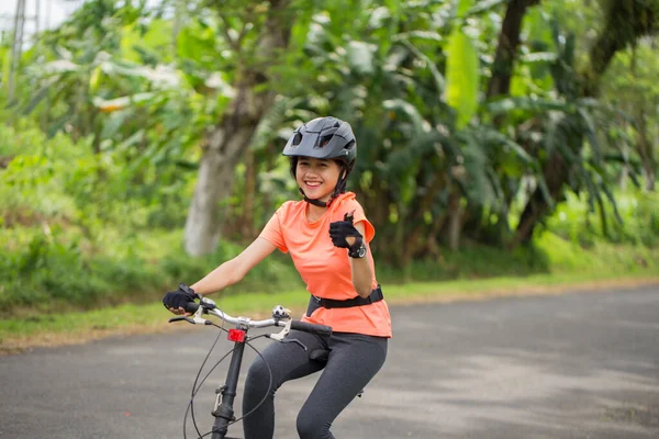 Hermosa Asiático Mujer Ciclista Haciendo Signo Con Dedos — Foto de Stock