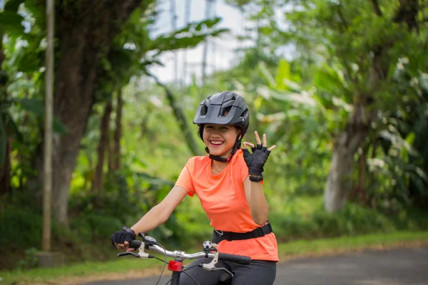 Belle Asiatique Femme Cycliste Faire Signe Avec Doigts — Photo