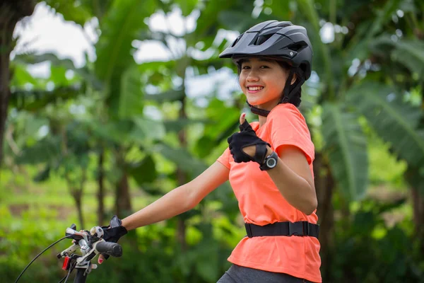 Όμορφη Ασιατική Ποδηλάτης Γυναίκα Κάνει Εντάξει Σημάδι Δάχτυλα — Φωτογραφία Αρχείου