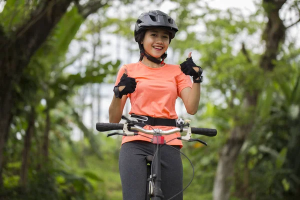 Precioso Fuerte Joven Asiático Mujer Ciclista — Foto de Stock