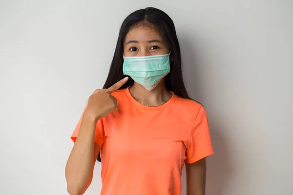 Sportliches Asiatisches Mädchen Mit Medizinischer Gesichtsmaske Zum Schutz Des Coronavirus — Stockfoto