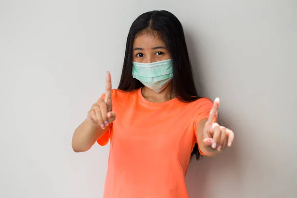 Sportliches Asiatisches Mädchen Mit Medizinischer Gesichtsmaske Zum Schutz Des Coronavirus — Stockfoto