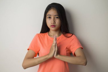 Asyalı kadın içeride meditasyon yapıyor, nilüfer pozisyonu alıyor. Stres yok, farkındalık yok, iç denge kavramı yok.