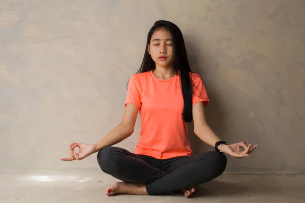 Asiatisk Kvinna Utövar Yoga Meditera Inomhus Lotus Position Ingen Stress — Stockfoto