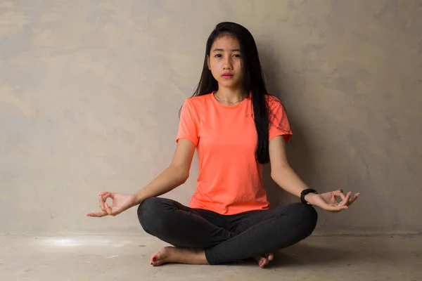 Asiatisk Kvinna Utövar Yoga Meditera Inomhus Lotus Position Ingen Stress — Stockfoto