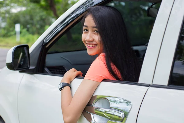 Feliz Joven Asiático Mujer Sonriendo Mientras Sentado Coche — Foto de Stock