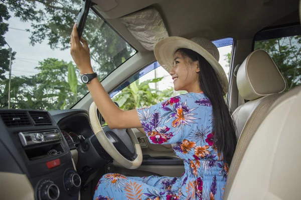 운전하고 아시아 여인의 — 스톡 사진