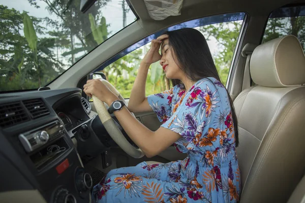 시간이 매력적 여성이 운전중에 있으려고 애쓰는 — 스톡 사진
