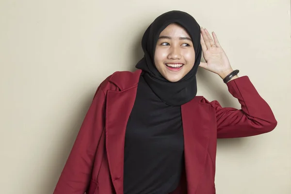 Muslimische Junge Asiatische Frau Ein Bedeckt Ihre Ohren — Stockfoto