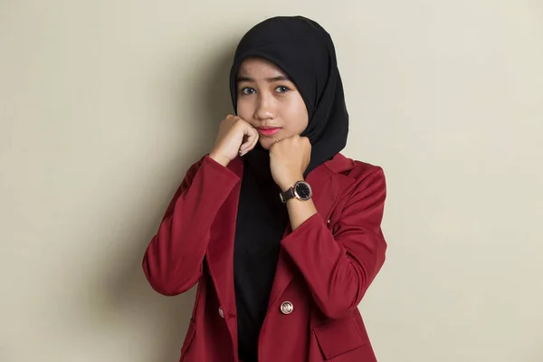 Retrato Una Joven Mujer Musulmana Asiática Piensa — Foto de Stock