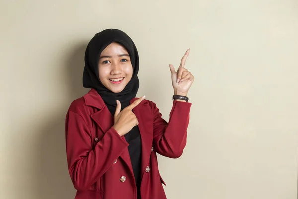 年轻的亚洲女商人头戴头巾 面带微笑 自信地用手指指向不同的方向 广告的复制空间 — 图库照片