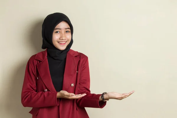 ヒジャーブを身に着けている若いアジアのビジネス女性は 異なる方向に指で自信を持って指して笑っています 広告のコピースペース — ストック写真