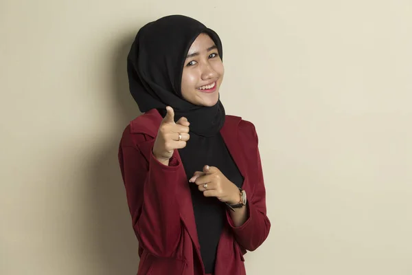 Azjatycki Muzułmanin Kobieta Uśmiecha Się Wskazując Przód — Zdjęcie stockowe