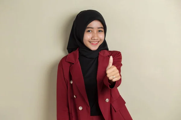 Aziatische Moslim Vrouw Dragen Hijab Met Teken Gebaar — Stockfoto