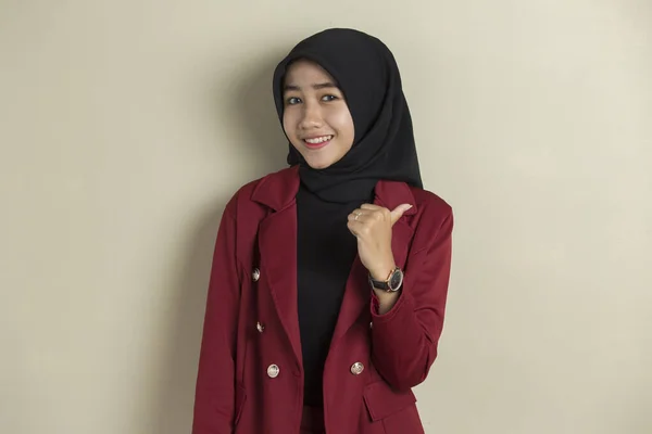 Ásia Muçulmano Mulher Vestindo Hijab Com Sinal Gesto — Fotografia de Stock