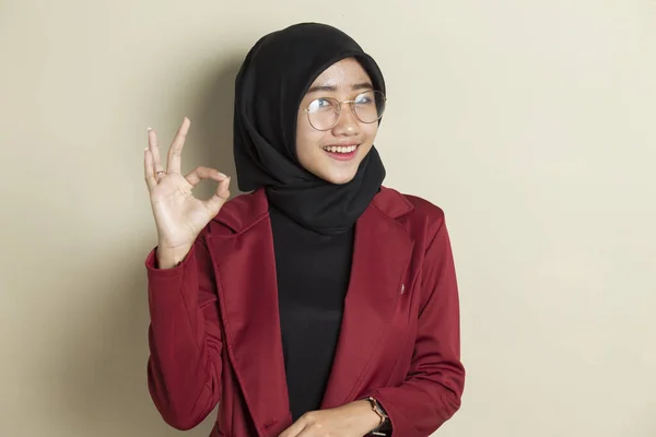 Asiatische Muslimin Trägt Brille Mit Zeichen Geste — Stockfoto