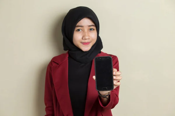 Felice Donna Affari Asiatica Hijab Dimostrando Cellulare Ritratto Ragazza Sorridente — Foto Stock