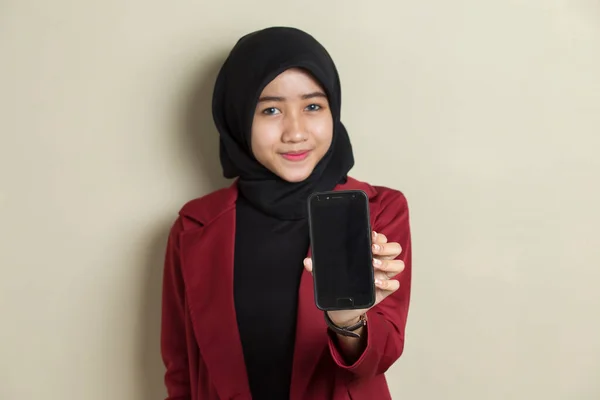 Happy Asian Business Woman Hijab Demonstrating Mobile Cell Phone Portrait — Stock Photo, Image