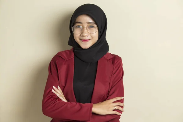 頭のスカーフの笑顔で若いアジア系ムスリム女性の肖像画 — ストック写真